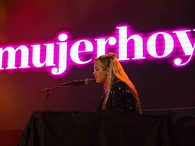 Dora, durante su actuación en los Premsios Belleza Mujerhoy.