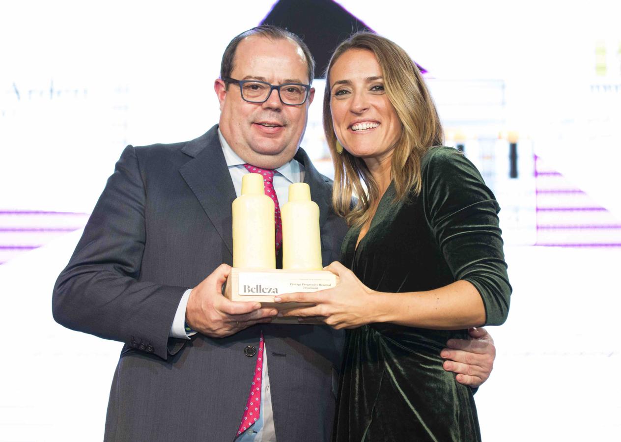 Se lo ha llevado  Prevage Progressive Renewal Treatment de Elizabeth Arden . El premio lo ha entregado Amaia Campos y lo ha recogido Joaquín Gordon, general manager de Elizabeth Arden Spain.