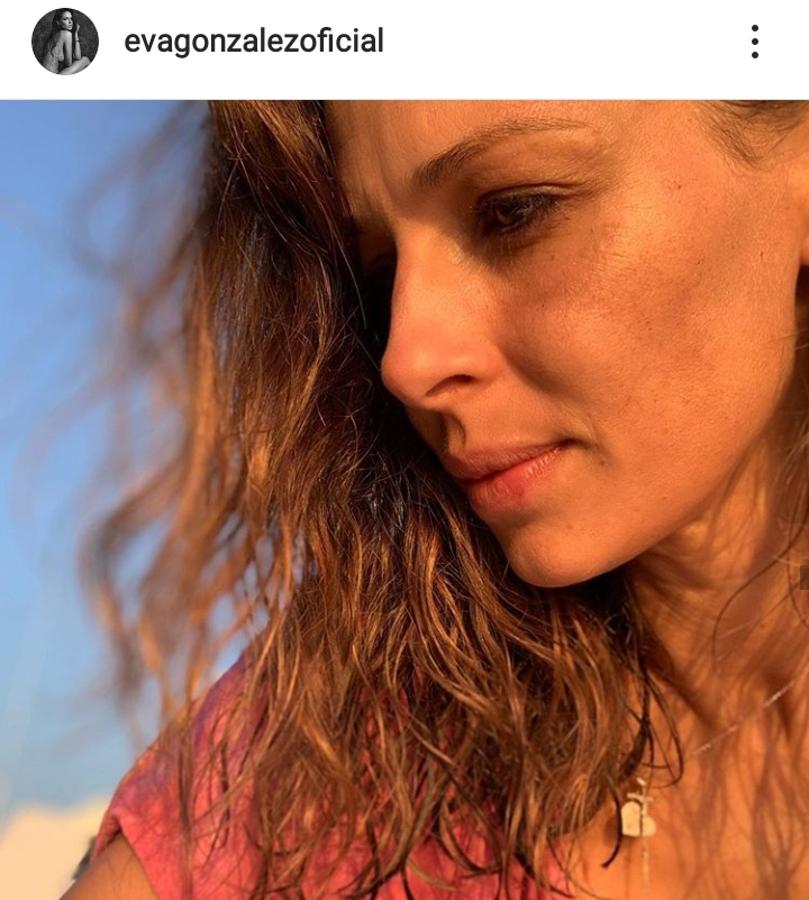 La presentadora  Eva González  nos sorprendió hace unos meses con esta instantánea sin maquillaje y sin peinar. Todo un guiño a la naturalidad.