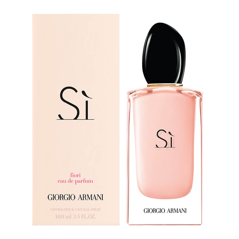 Sì Fiore de Giorgio Armani  nos ha conquistado con sus notas luminosas de mandarina y néctar de grosella negra en esta reinterpretación de la fragancia original chipre que evoca la libertad, la vida y el amor.