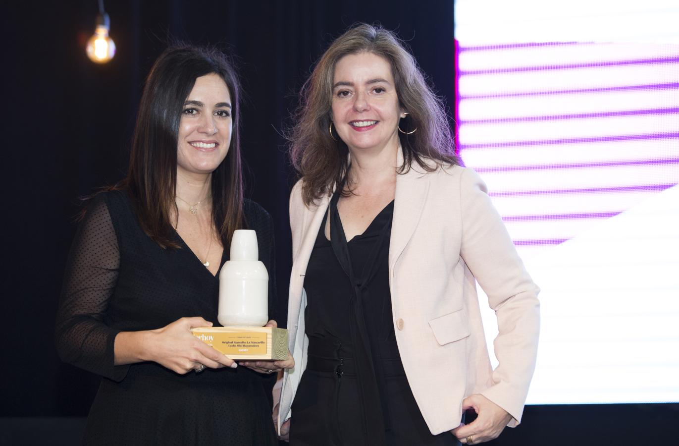 El galardonado ha sido  Original Remedies La Mascarilla-Leche Miel Reparadora de Garnier . El trofeo lo ha entregado al directora de Mujerhoy, Lourdes Garzón. Ha recogido el premio Olga Seisdedos Piñel, directora de Marketing de Garnier.