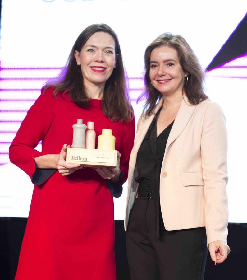 El elegido ha sido  Super Aqua Serum de Guerlain . De nuevo Lourdes Garzón ha hecho entrega del galardón, esta vez, a Virginie Hochard, jefa de Producto de Tratamiento de Guerlain.
