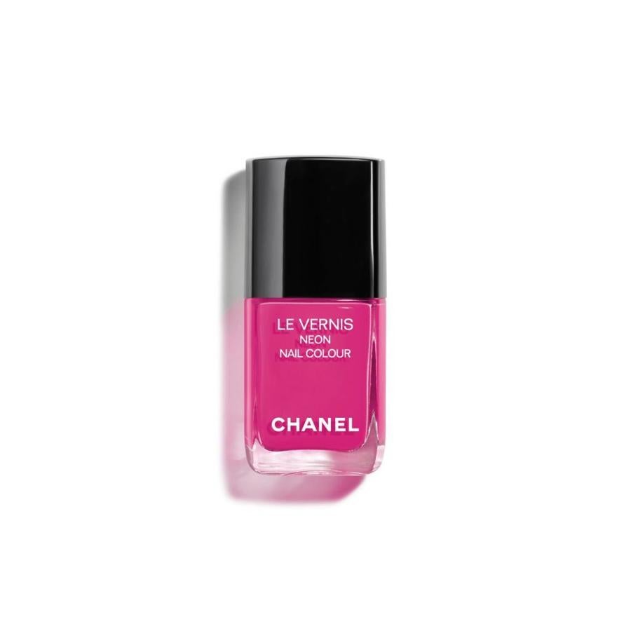 Esmalte de uñas Le Vernis neón de Chanel, 27 euros.