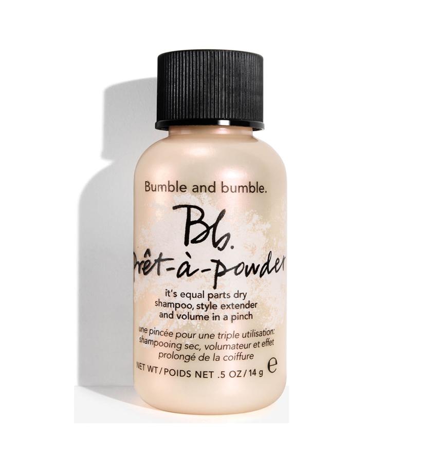 Estos ligeros polvos son la manera perfecta de dinamizar el cabello entre lavados. Alarga la duración de los peinados, absorbe el exceso de grasa en las raíces (limpia) y le otorga una vida nueva al temido pelo del ‘día después’ al volver a darle volumen, cuerpo y textura. Idóneo para crear peinados con cuerpo y volumen. (14,90 €).