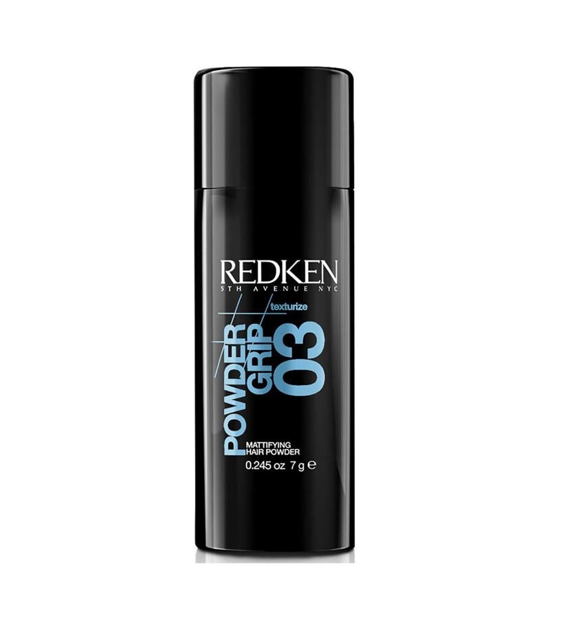 Transforma la superficie del cabello para que puedas crear un acabado mate y despeinado informal con ayuda de los dedos. O agregar prestancia y darle un agarre extra en el recogido updo perfecto o incluso texturizar un estilo de pelo corto short-do. Agita una pequeña cantidad directamente sobre las raíces para obtener el volumen deseado. Para agregar cuerpo y textura a las medias y puntas, ponlo en las palmas de las manos, extiende por la melena y trabaja el pelo a tu gusto. (21,85 €).