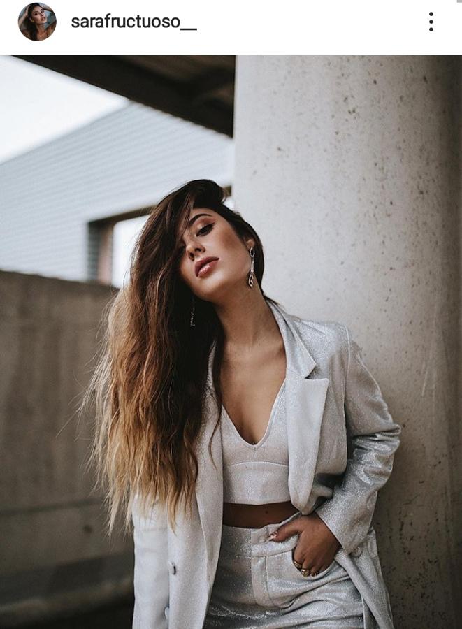 Sara Fructuoso aprovecha el volumen que aportan sus mechas y el truco de cambiar la raya de lado, para conseguir que su melena en estado natural esté siempre perfecta.