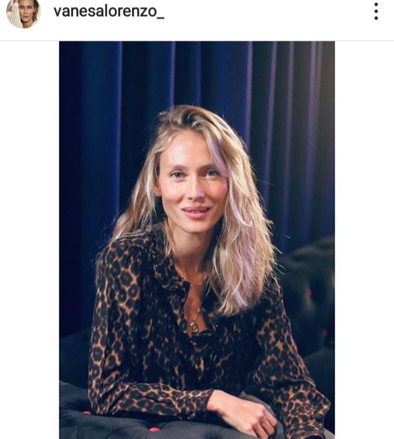 Vanesa Lorenzo casi siempre potencia las ligeras ondas naturales de su cabello y no duda en aportarle volumen con este simple gesto de cambiar la raya de lado.