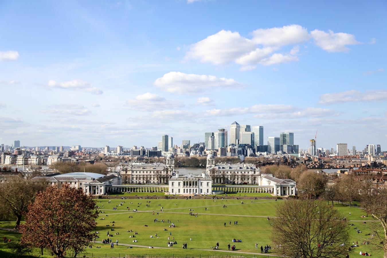 La colina del centro de Greenwich Park ofrece una espectacular vista de la ciudad: los rascacielos de Canary Wharf se alzan tras la Queen’s House del s. XVII y más allá, con el Támesis serpenteando hacia el corazón de Londres.