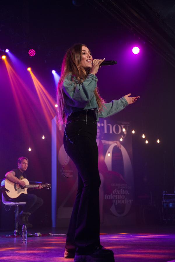 Ana Mena era una de las más esperadas de la noche. Sus fans no dejaron de cantar y bailar ninguna de sus canciones, entre ellas 'Ya es hora', su gran éxito internacional junto a Becky G.