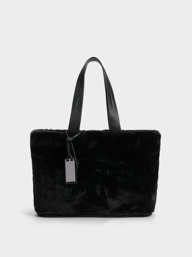 El efecto pelo ha llegado también a los bolsos shopper y este de Parfois es una versión curiosa y cargada de tendencia de todo un clásico. Cuesta 25,99 euros y con los precios rebajados del Black Friday se quedaría en 20.