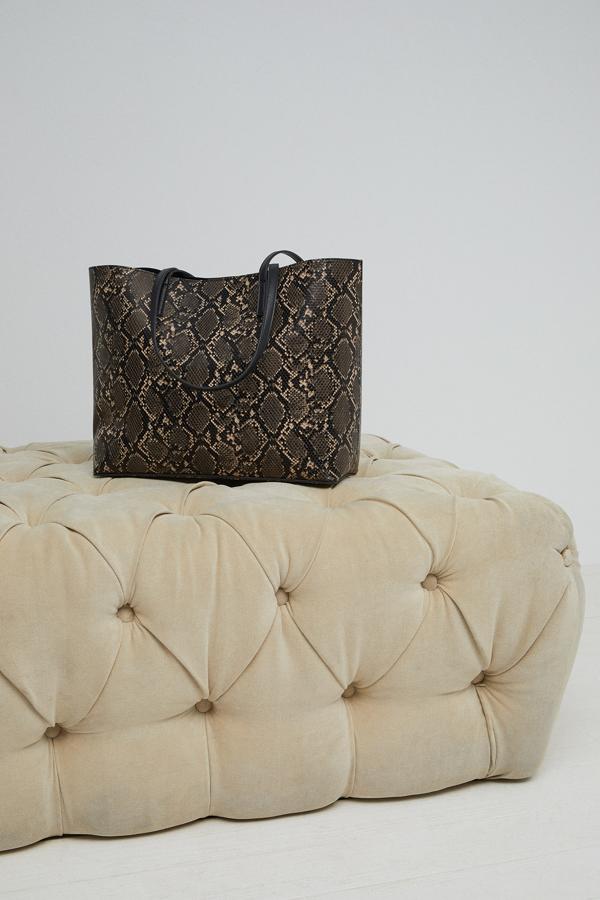 Para las aficionadas al print de serpiente, Sfera tiene este bolso en tonos verdes que cuesta 17,99 euros.