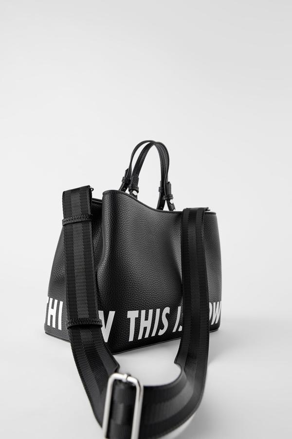 Con mensaje en la parte inferior del bolso, este shopper de Zara tiene asas de mano cortas pero viene acompañada de un asa de hombro ajustable con detalle de hebilla metálica. Cuesta 25,95 euros.