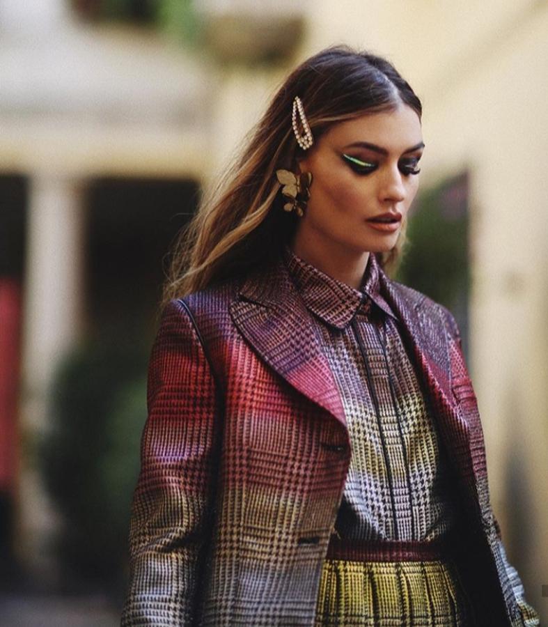 Un delineado perfectamente trazado es la clave para una mirada perfecta, por eso te recomendamos que si no eres experta en aplicar el eyeliner, no desheches la idea de recurrir a los eyeliners en pegatina. Y si no te echan para atrás las opciones de maquillaje atrevidas, te podrás decantar por eyeliners llamativos como este.