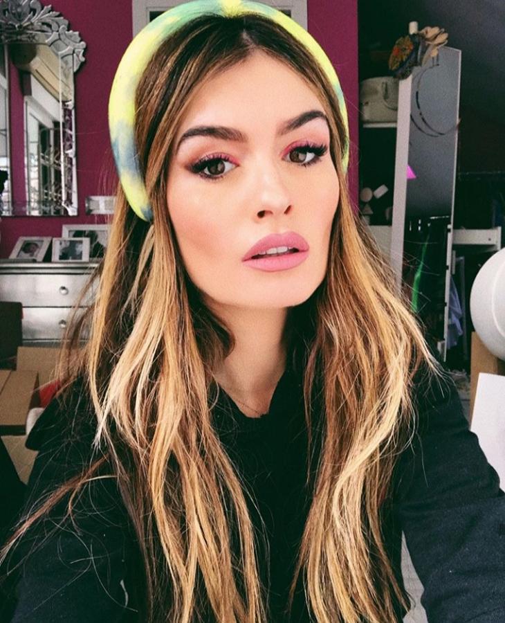 Las sombras neón también se convertirán en tu mejor aliado beauty si las combinas en maquillajes como este con eyeliner negro. ¿La razón? Resaltarán aún más tu mirada y sobre todo si las combinas con un tono de labial similar.