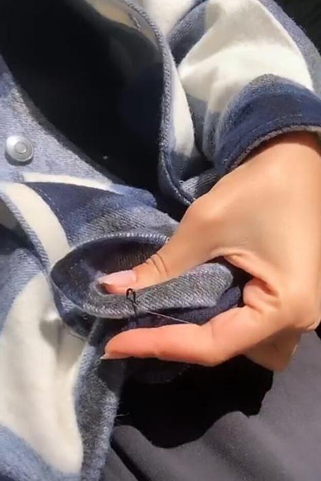 El storie de Teresa Bass con el imperdible para sujetar la sobrecamisa