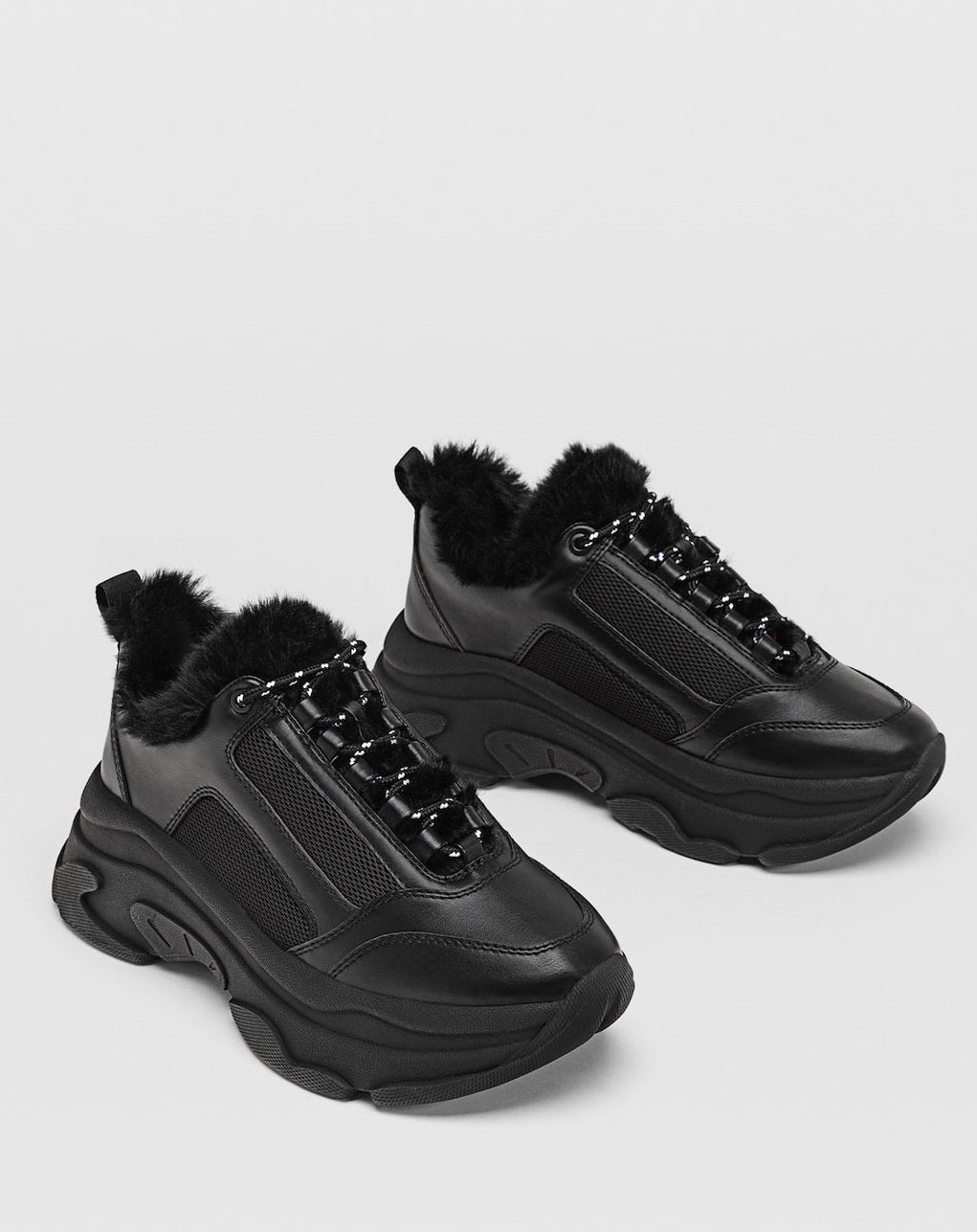 Zapatillas negras básicas con pelo interior de Stradivarius. (45,99 euros).