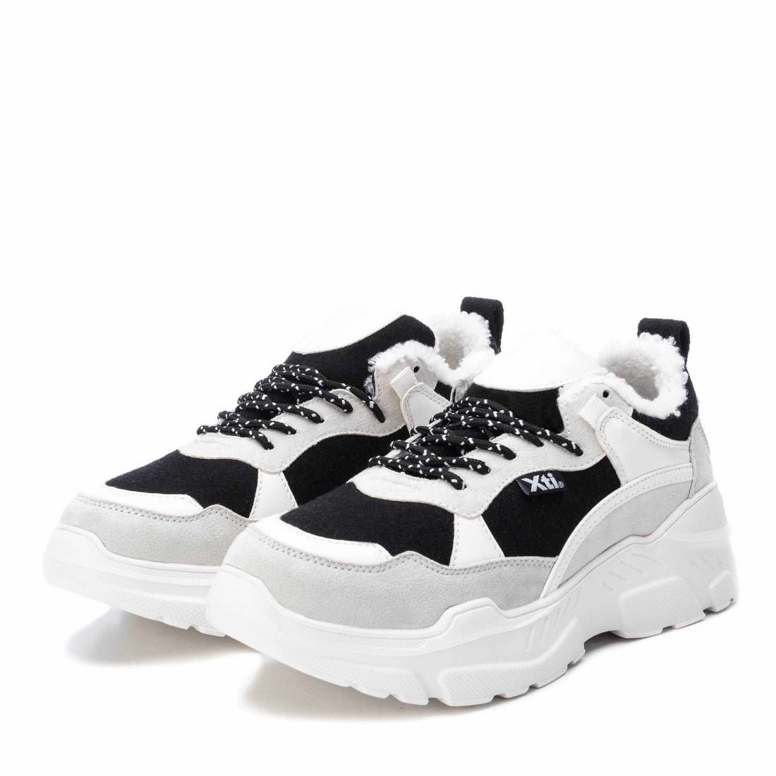 El borreguito también ha llegado a estas zapatillas chunky de Xti. (49,95 euros).