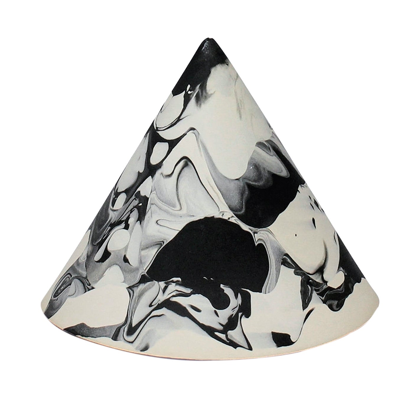 Desde Brooklyn, Malka Dina quiere hacer que lo práctico sea bello, como esta escultura pisapapeles o un abrebotellas de latón.