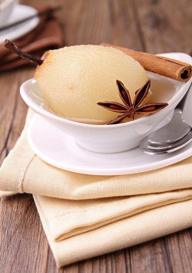 Con la pera sucede algo parecido. Si te aburre la opción tradicional, es decir, plato de fruta y cuchillo, la puedes hacer asada en el horno con anís estrellado y canela. Incluso, la puedes asar en el microondas durante unos minutos mientras comes.