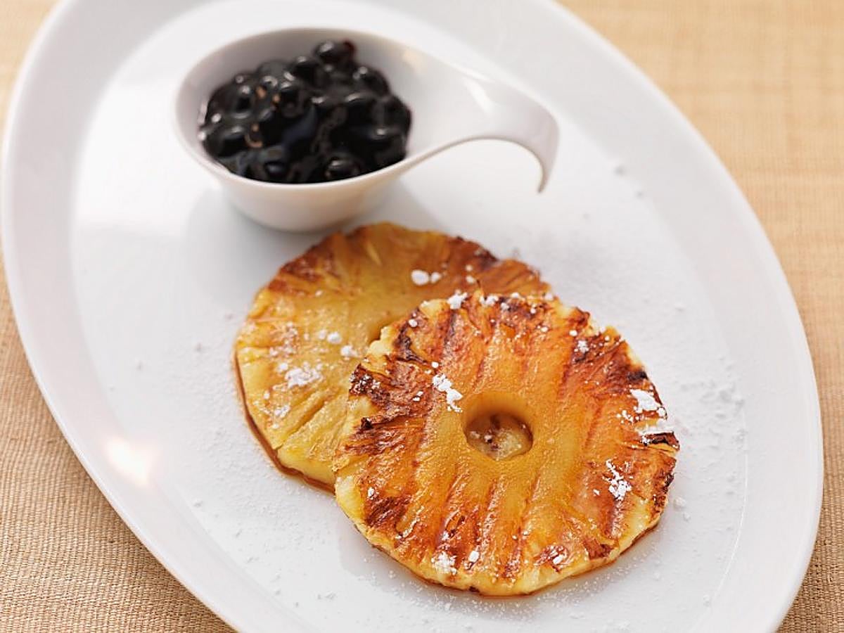 La fruta siempre será la opción de postre más saludable. Olvídate de los prejuicios, no engorda más porque la tomes después de comer. Piña, manzana o caquis (si eres fan de  Carlos Ríos  sabrás cuál es su receta estrella con este ingrediente), aprovecha la fruta de temporada. Si quieres convertir la piña en una elaboración más especial, pásala por la plancha con canela. Un 10 en sabor.