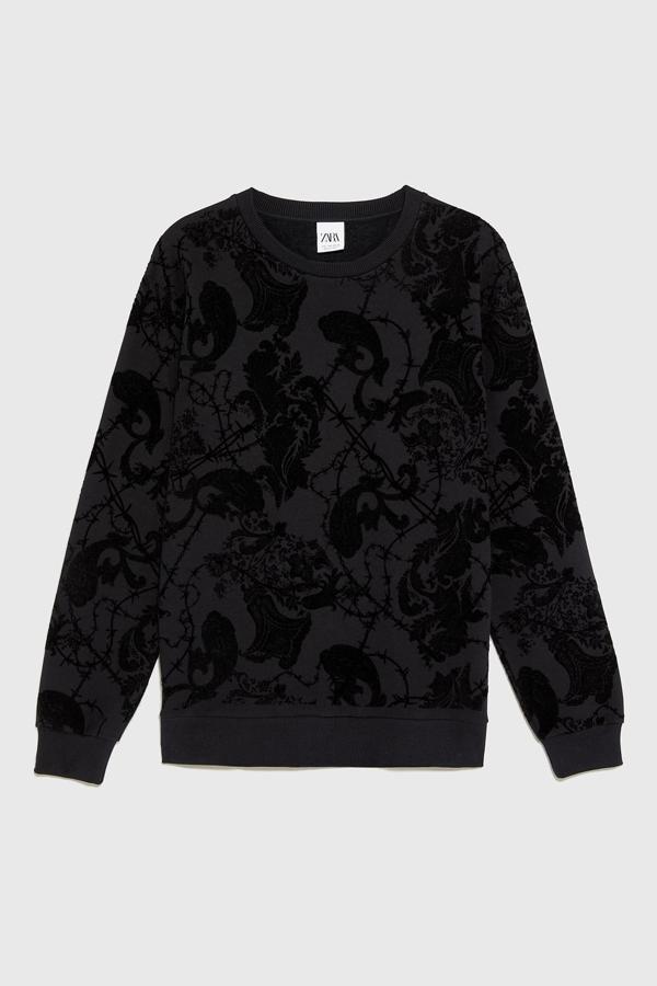Sudadera negra con terciopelo de Zara (29,95 euros).