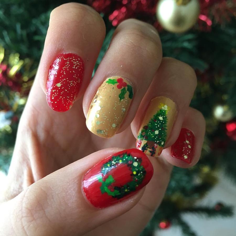 Entre los looks más navideños de la selección está este con corona y árbol de Navidad incluida. Tampoco falta el muérdago y los brillos en tonos dorados.