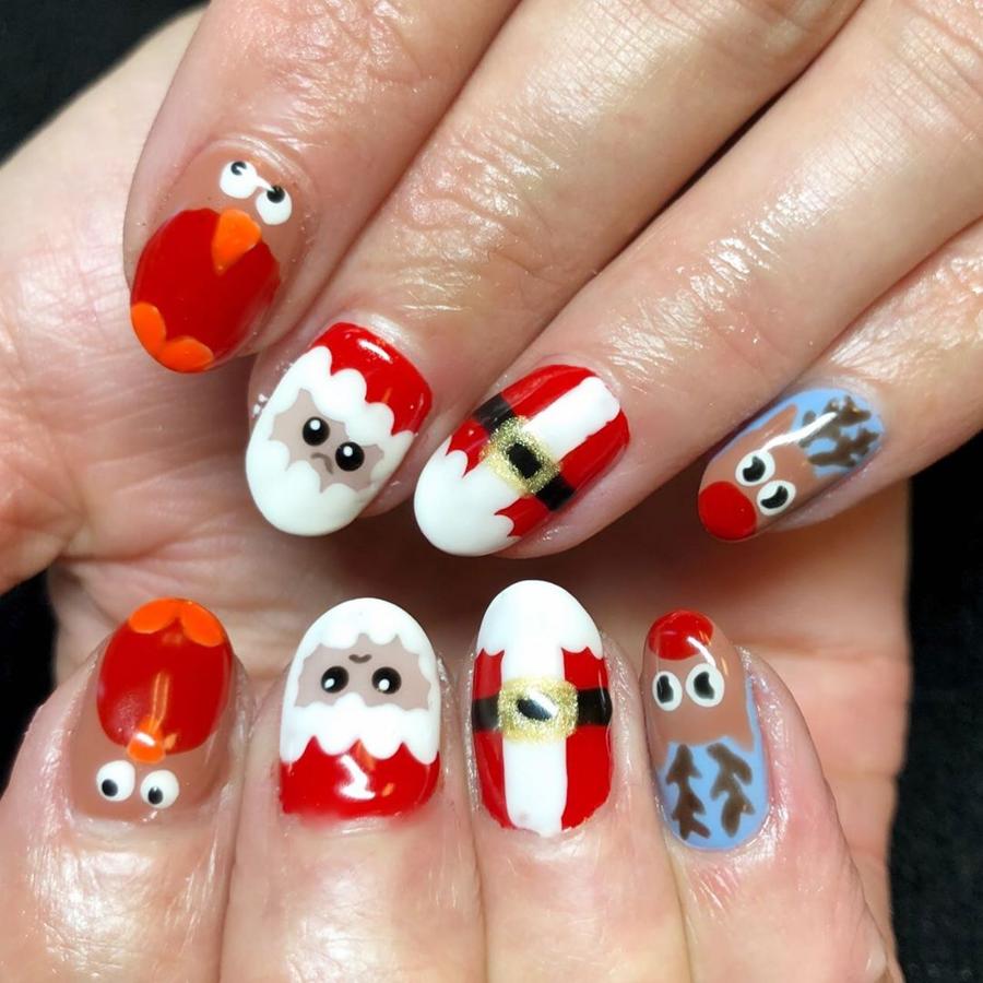 Papá Noel y su uniforme son los grandes protagonistas de este look en el que también nos encontramos un búho, para incluir tonos marrones, y un reno, que añade el azul.