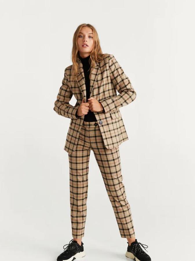 Americana de cuadros de Mango, (59,99 euros).