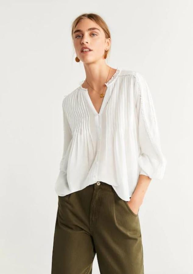 En Mango mantienen simepre las más clásicas a lo largo del año, como esta de inspiración boho y jaretas repartidas por toda la parte de los hombros. Cuesta 39,95 euros y hay que aplicarle un 30% de descuento, como en todos los productos de la firma. Pero recuerda que es solo hoy.