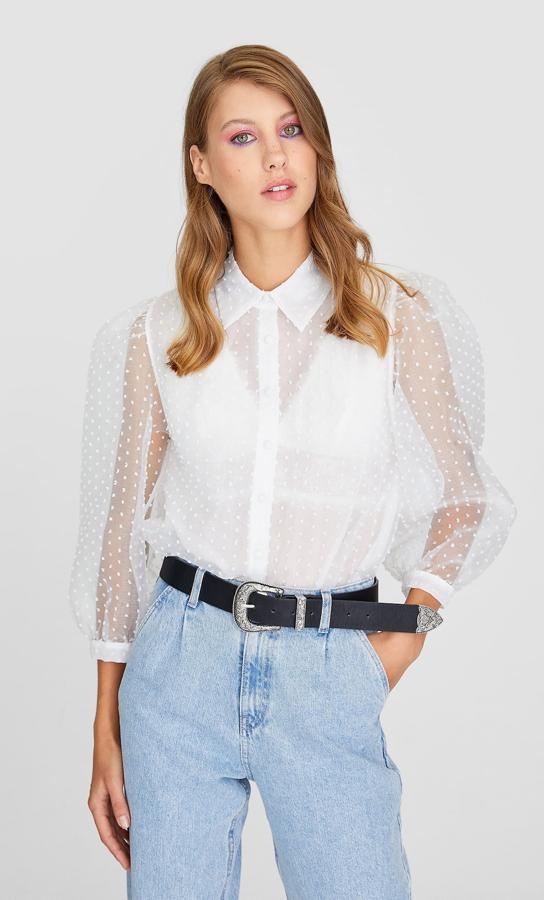 De plumeti blanco, esta blusa se ha convertido en una de las favoritas de la temporada. Casi todas las firmas low cost tienen un modelo parecido, esta es la de Stradivarius, que después de aplicar la rebaja de hoy del 20% se queda en 15,99 euros.