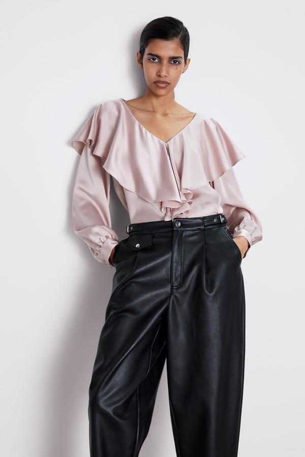 Vistosa y elegante, con un color neutro perfecto para ir a trabajar con un pantalón de vestir o para la noche con uno de efecto piel. Es de Zara, cuesta 22,95 y tiene un descuento del 20%.