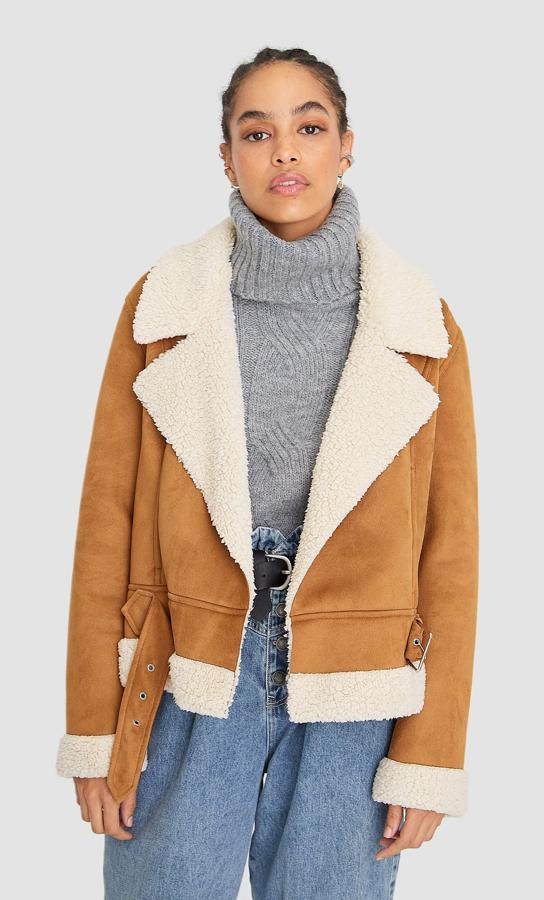 ¿Buscas una cazadora biker? Esta de Stradivarius se queda en 36,79 euros (costaba 45,99 antes de aplicarle el 20% de descuento).