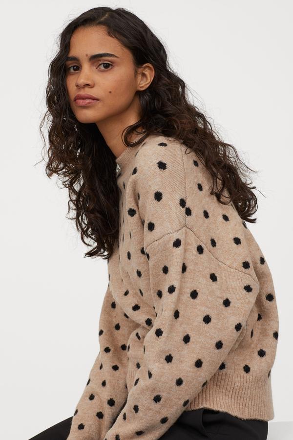Jersey de lunares de H&M, en tonos camel y negro. Cuesta 19,99 menos el 20% de descuento.
