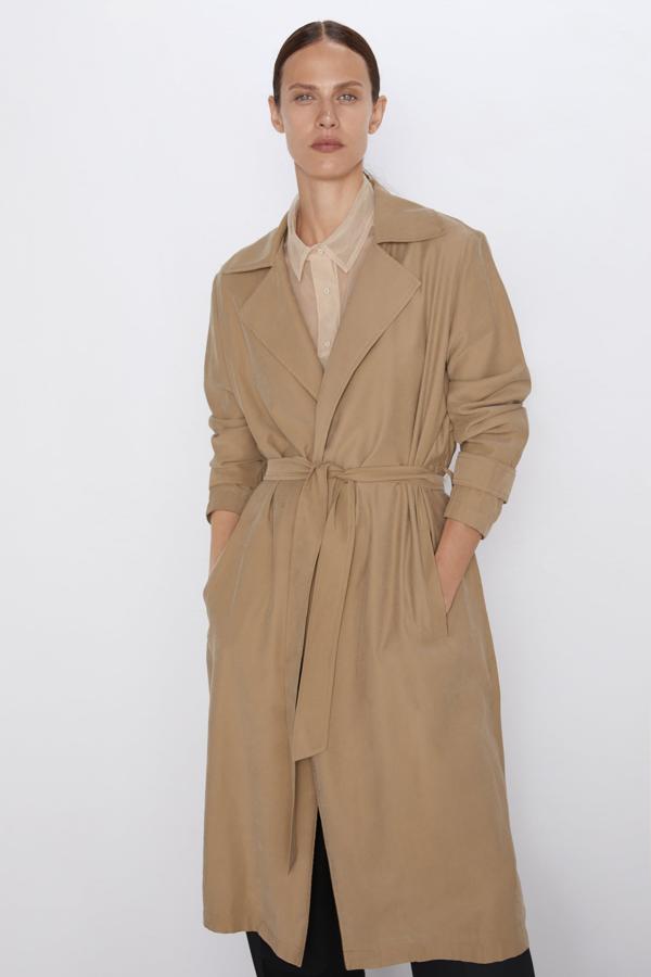 Si estaás buscando un trench de fondo de armrio este de Zara es tu oportunidad. Cuesta 49,95, menos el 20% que hay en la firma sobre todas sus prendas y accesorios.