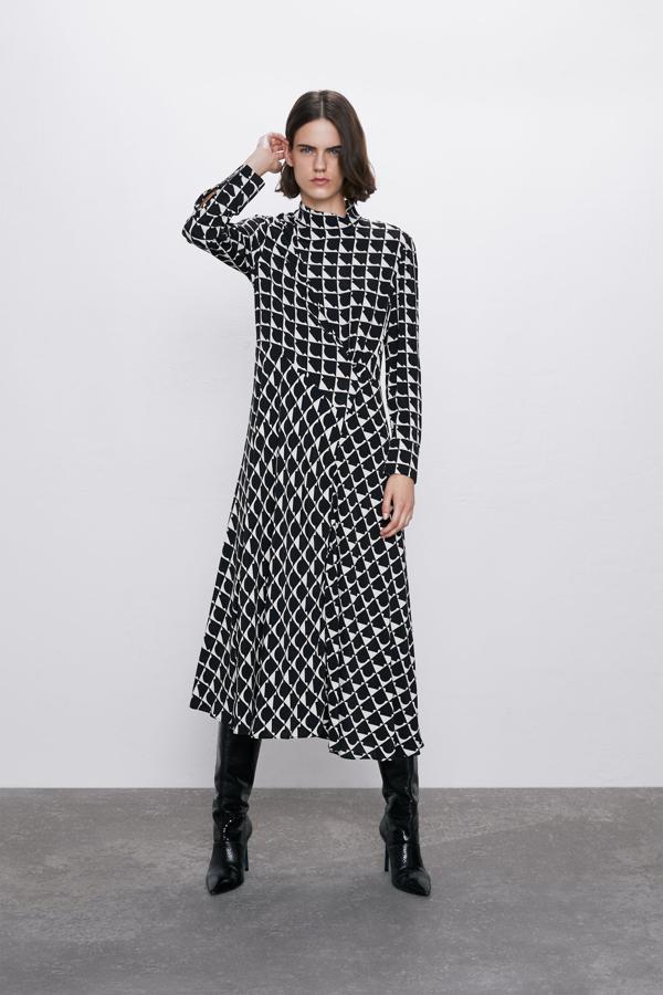 Vestido con estampado geométrico en blanco y negro de Zara. Cuesta 39,95 euros y se le aplica el 20% de rebaja.