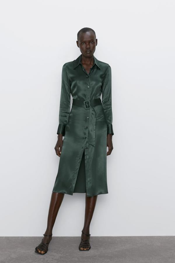 Este vestido satinado de Zara tiene un descuento del 20%. Su precio original es de 39,95 euros.