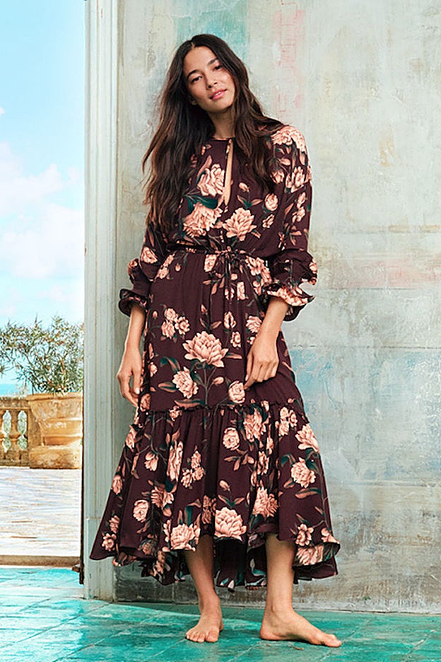 Tina Kunakey lleva el vestido más románticos de la colección, con uno de los estampados del archivo de Johanna Ortiz.