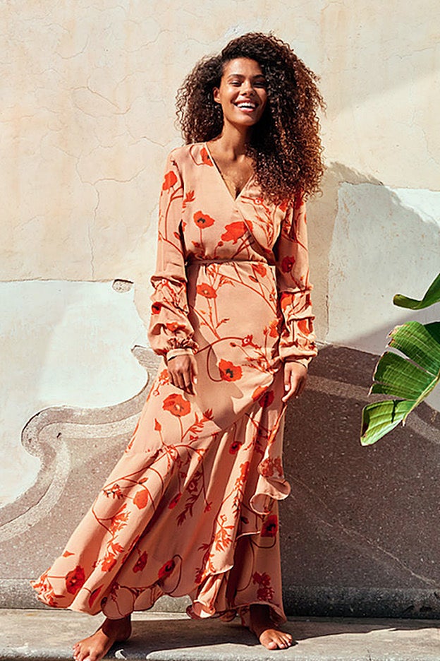 Jessica Gómes luce un diseño estampado con amapolas de Johanna Ortiz.