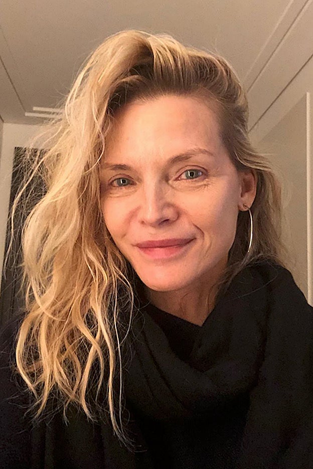Michelle Pfeiffer, guapísima, en uno de sus últimos selfies sin maquillaje.