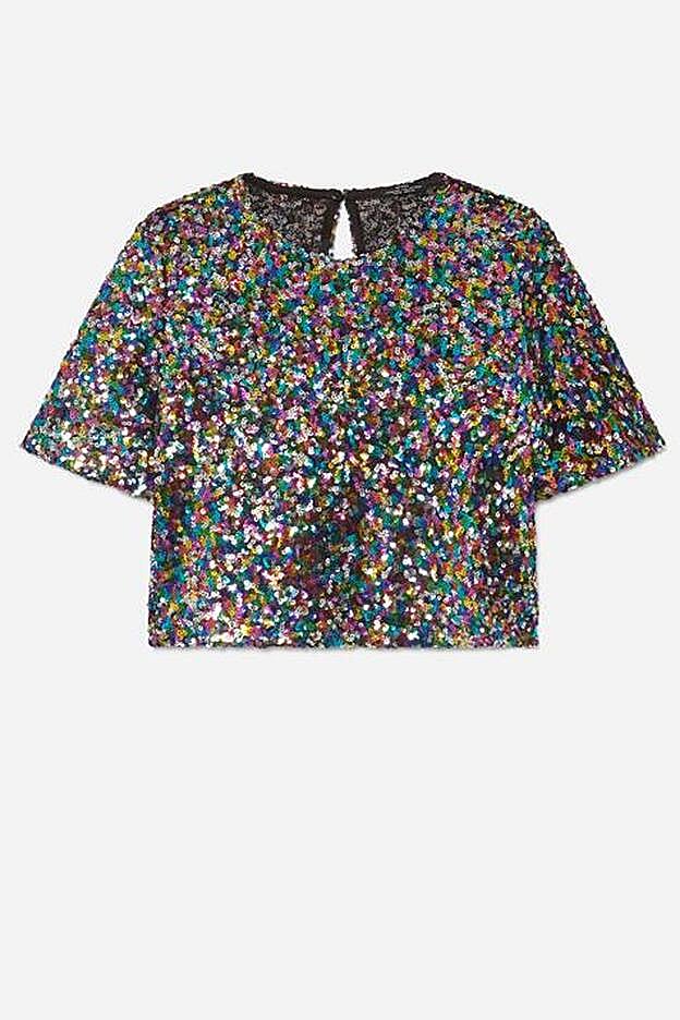 El top de lentejuelas de colores que lleva Madame de Rosa es de Lefties y cuesta 19,99 euros.