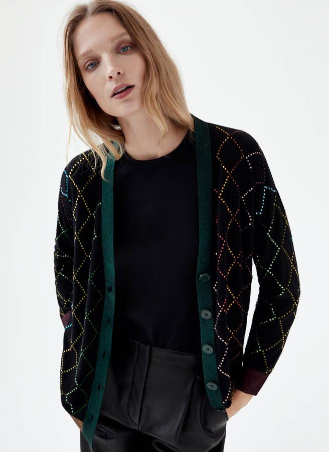 Ponle un poco de brilli brilli a la vida con este modelo negro con apliques. De Uterqüe, (119 euros).