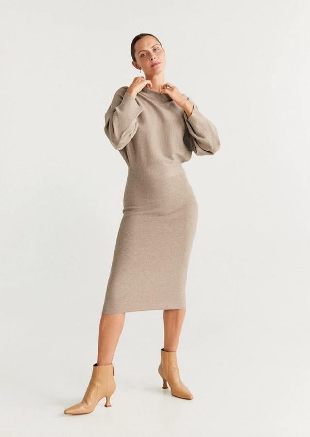 Con diseño ajustado en la parte baja y oversize en la alta, este vestido combinado de Mango que también está disponible en color negro y cuesta 35,95 euros.