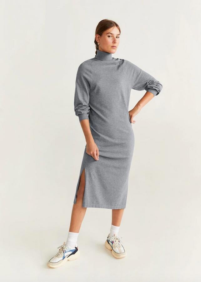 Gris, con cuello cisne y diseño evasé, este vestido de Mango cuesta 29,99 euros y está agotado en las tallas XS y L. En el catálogo también aparece en negro, pero para hacerte con él tendrás que apuntarte a la lista de espera.