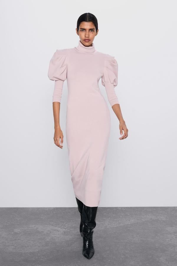 Este vestido en rosa palo de Zara es una opción muy acertada para aquellas que buscan un estilismo elegante para sus botas altas con tacón. Tiene las mangas abullonadas y el cuello alto, y un precio de 39,95 euros.