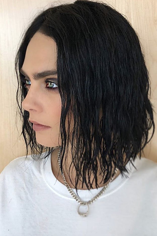 El sorprendente cambio de look gótico de Cara Delevingne.