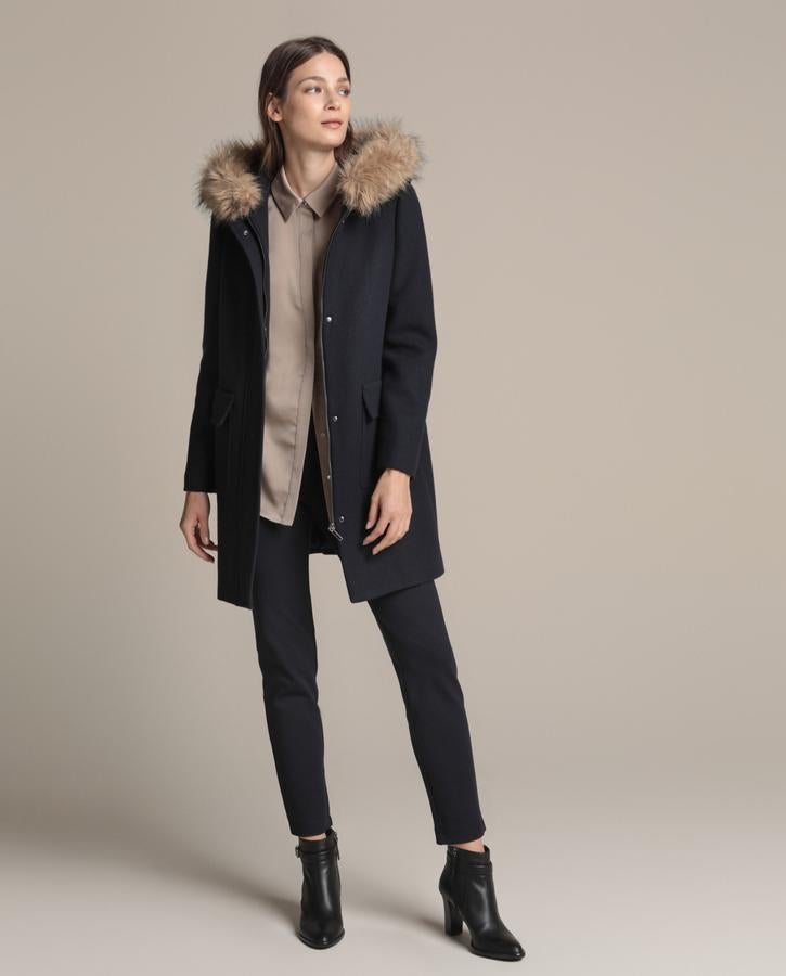 Parka con capucha de pelo de El Corte Inglés, rebajada de 149 a 89.40 euros durante el Cyber Monday.