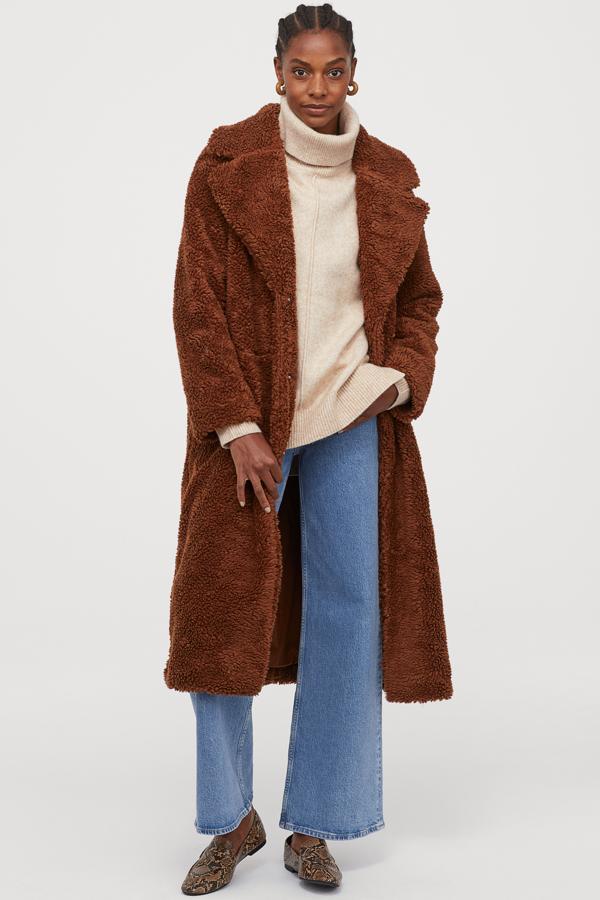 Teddy bear coat marrón chocolate de H&M, rebajado de 79.99 a 63.99 euros durante el Cyber Monday.