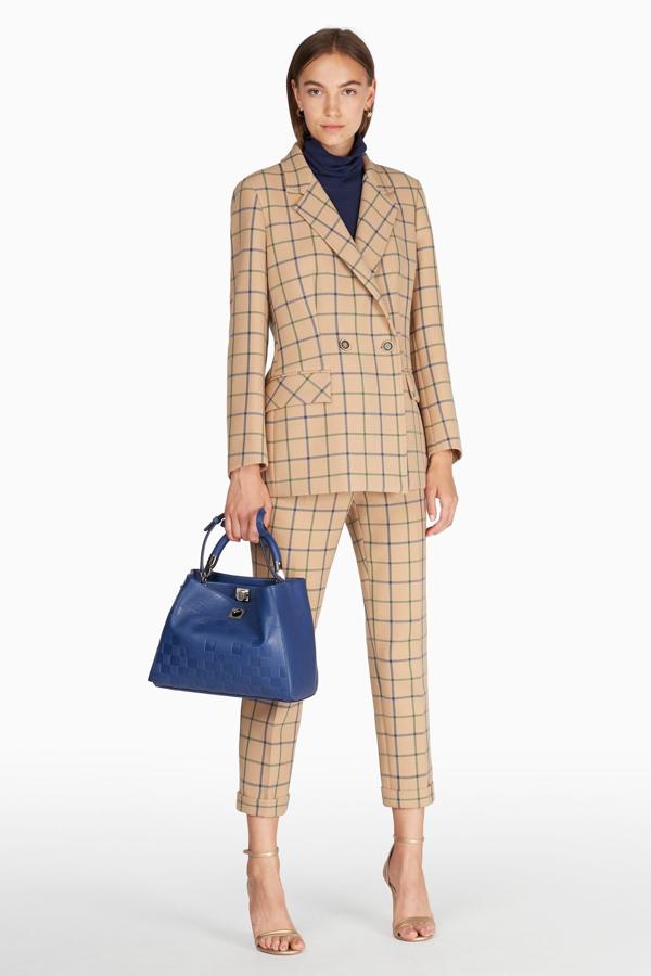 Traje beige con estampado de cuadros de Purificación García, rebajado durante el Cyber Monday (la chaqueta pasa de 238 a 144 y el pantalón, de 148 a 77 euros).