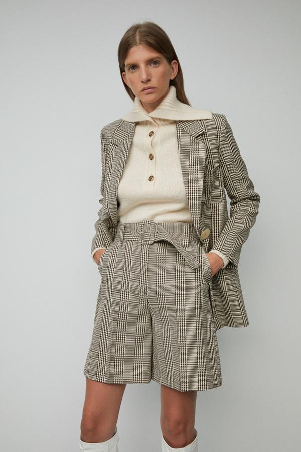 Traje con estampado de cuadros Príncipe de Gales de Sfera, rebajado durante el Cyber Monday: la blazer pasa de 59.90 a 47.99 euros; y las bermudas, de 29.99 a 23.99 euros.