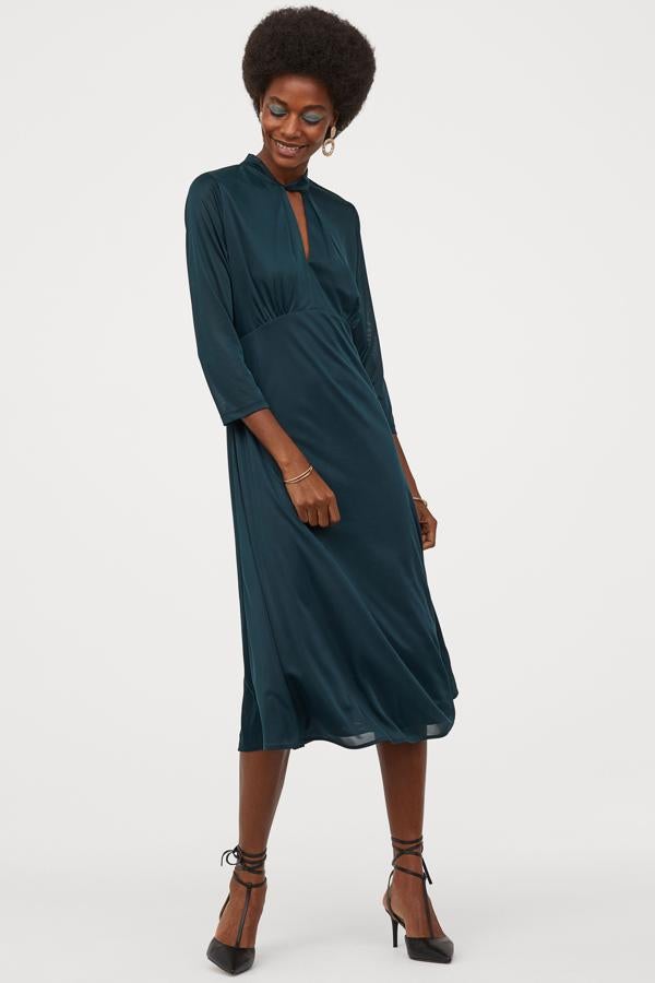 Vestido midi de H&M, rebajado durante el Cyber Monday de 44.99 a 38.24 euros.